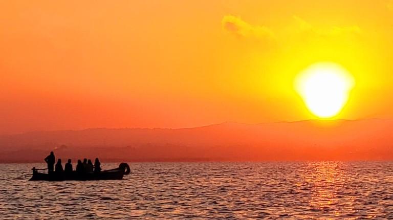 夕阳和小船的海洋